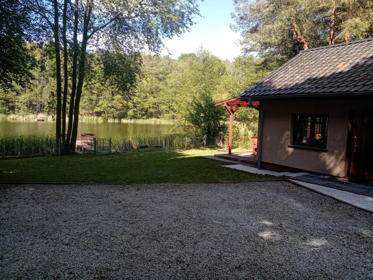 Urokliwy Domek Nad Brzegiem Jeziora Lubiatów Exterior foto
